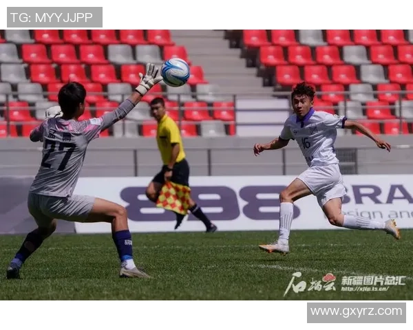 足球巨星化身街头达人即兴测试球技引爆观众热情